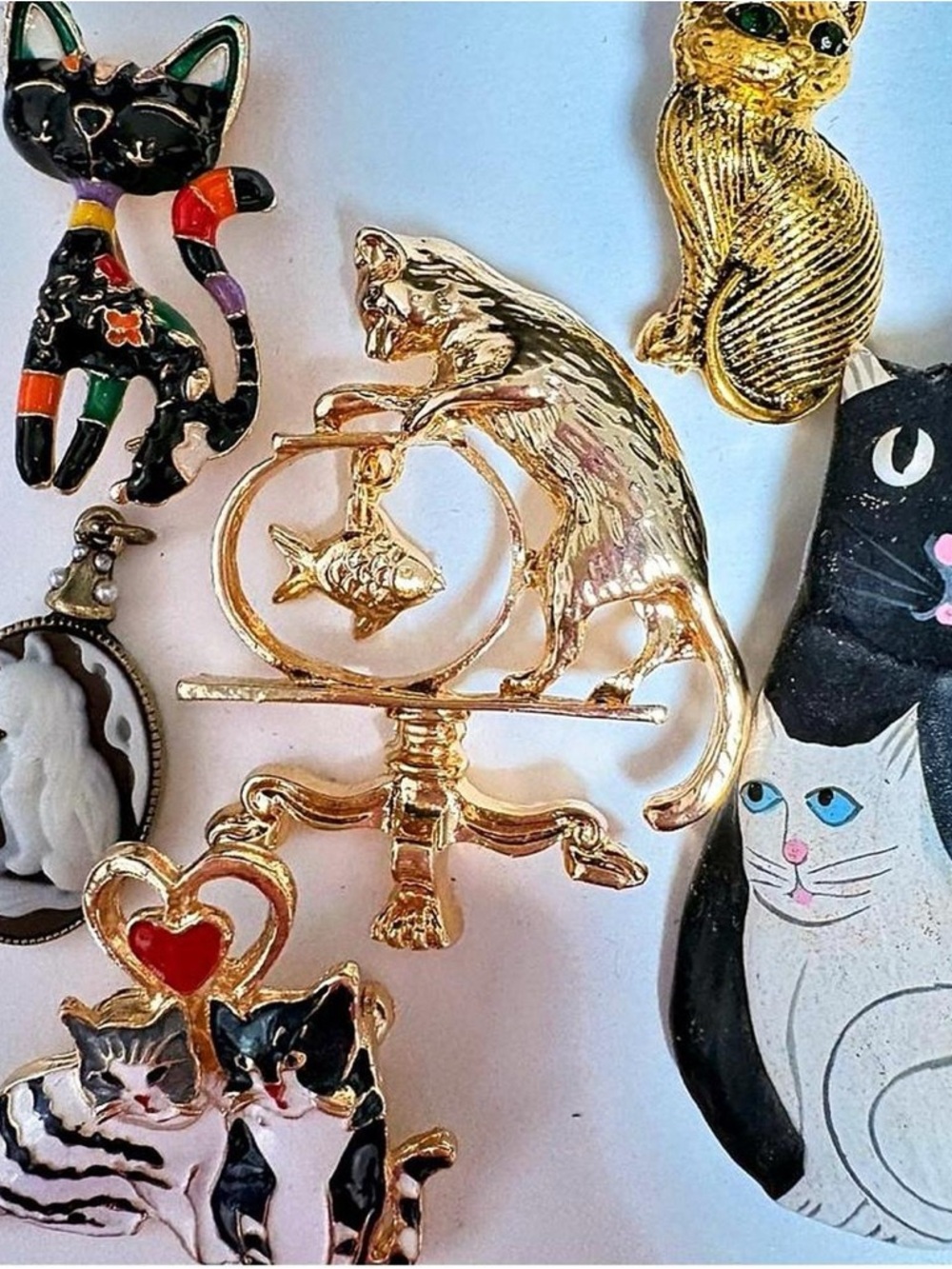 Set of 6 vintage and vintage inspired Cat brooches, pendant and pins